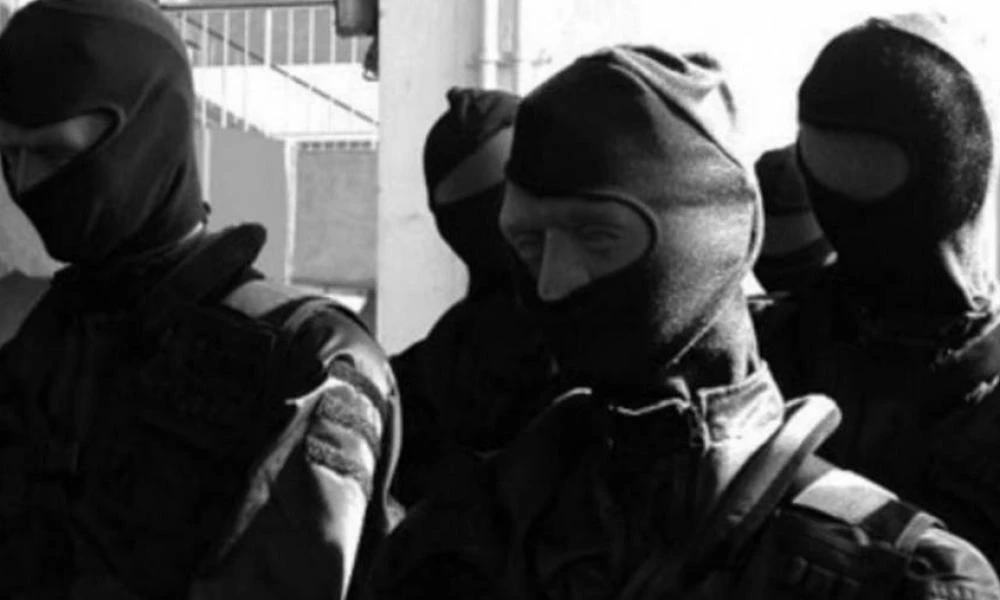Κουκουλοφόροι έβαλαν φωτιές και έσπασαν τζαμαρίες στην Καισαριανή